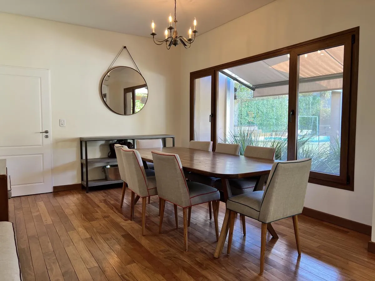Unfurnished house, pool and enclosed quincho