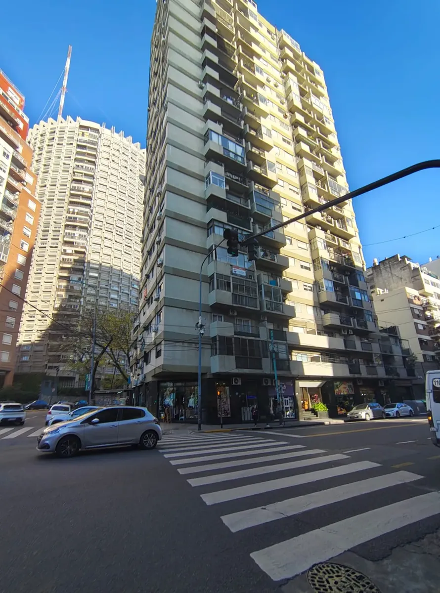 Piso alto con balcón en Cañitas