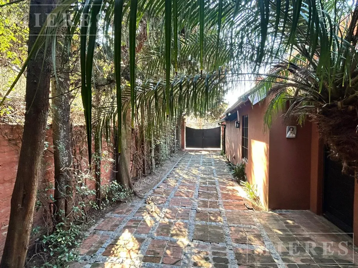 Gran Casa Desarrollada En Dos Plantas, Ubicada En La Mejor Zona De Punta Chica En Alquiler