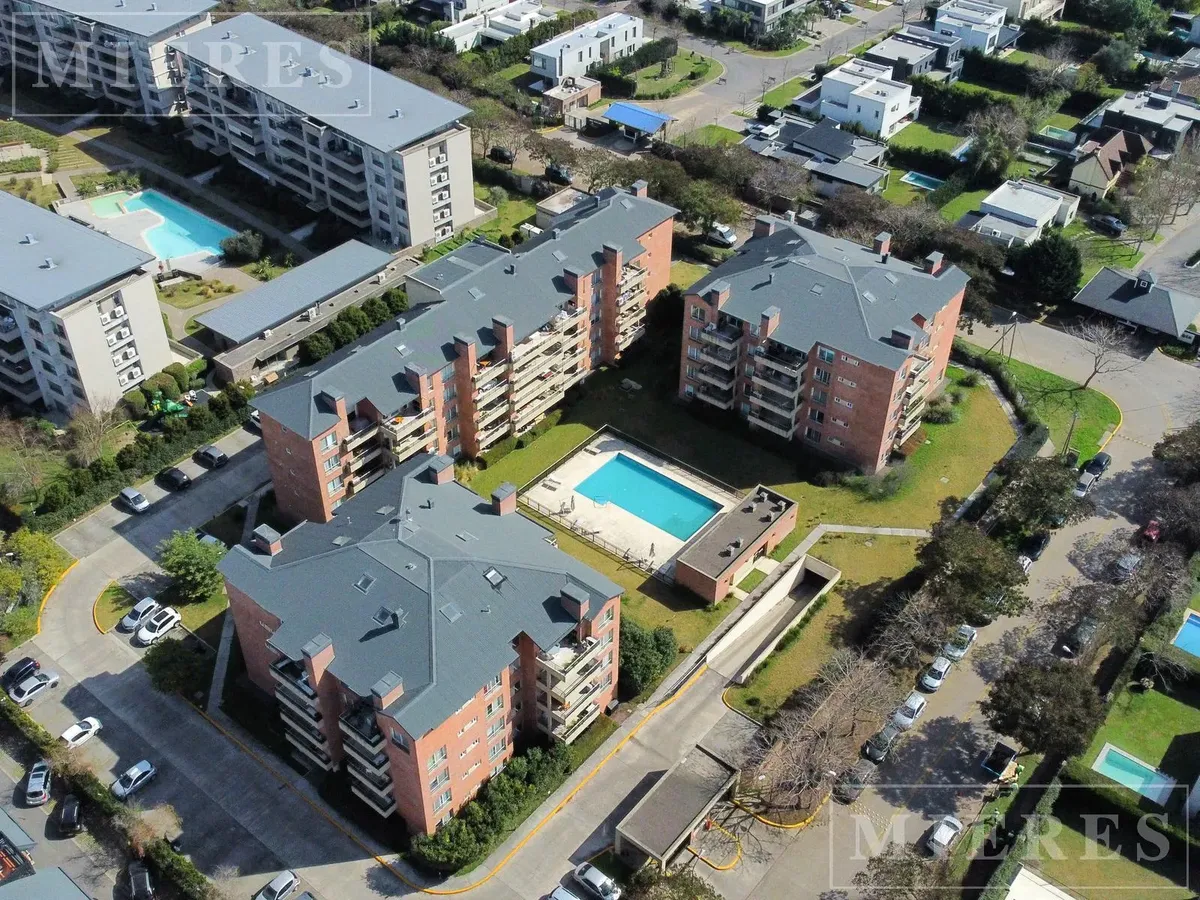 Ground-floor with terrace and grill