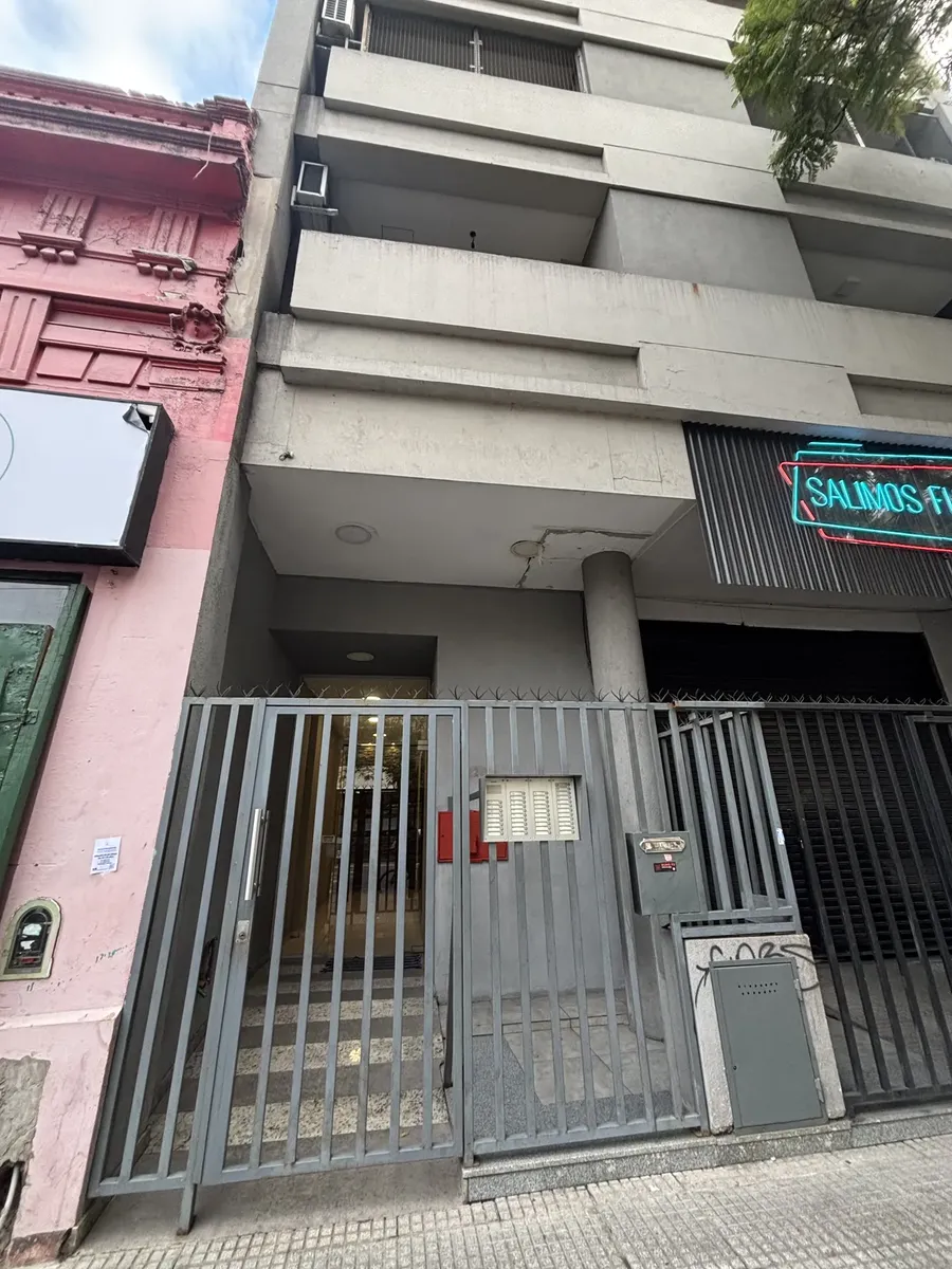 Departamento Duplex Con Terraza Y Parrilla Propia. 3 Amb 2 Baños Completos. Ultimo Piso. Acceso A Metrobus Y Subte D. Disponibilidad Inmediata. Apto Prof. Acepta Mascotas