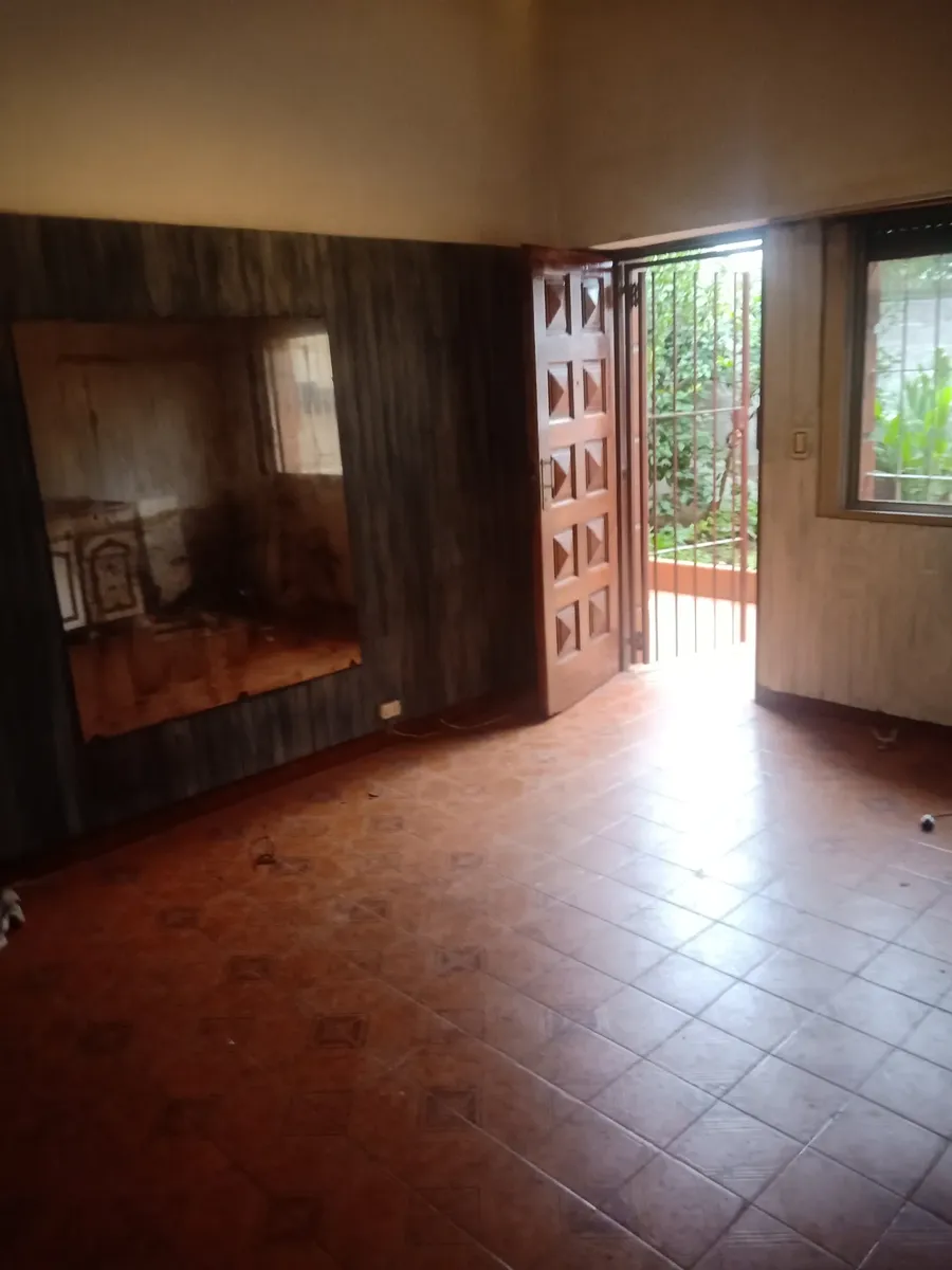Furnished commercial house with garden