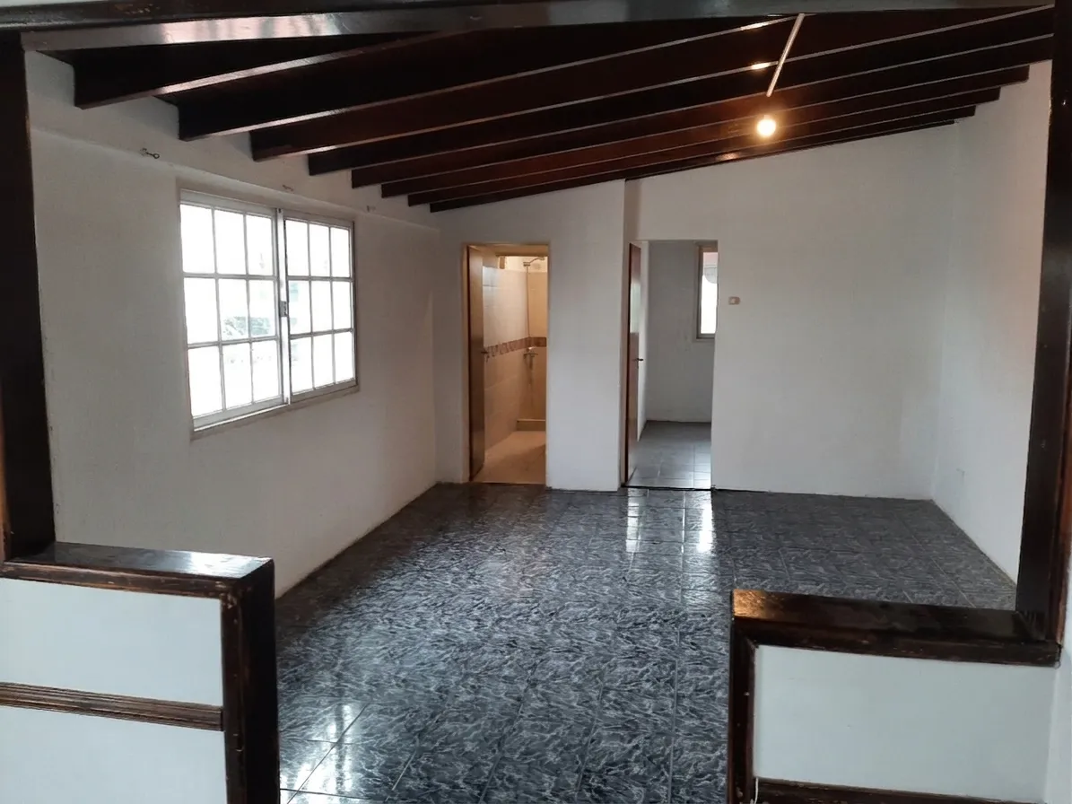Alquila Amplio Dpto. Con Terraza Privada - Sin Expensas - Lanús Oeste - Sobre Avenida En Zona Comercial - A 10 Min De Capital Federal