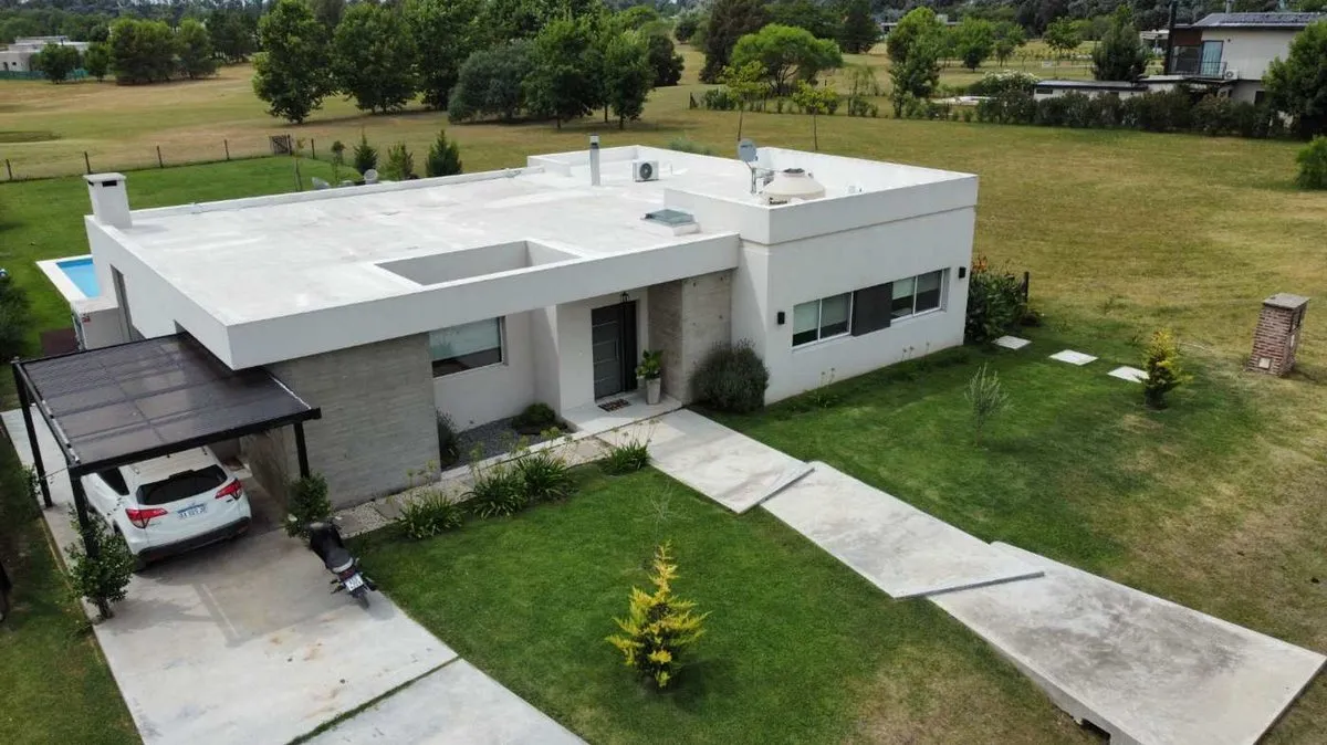 Alquiler Casa Amueblada Con Galería, Pileta Y Golf