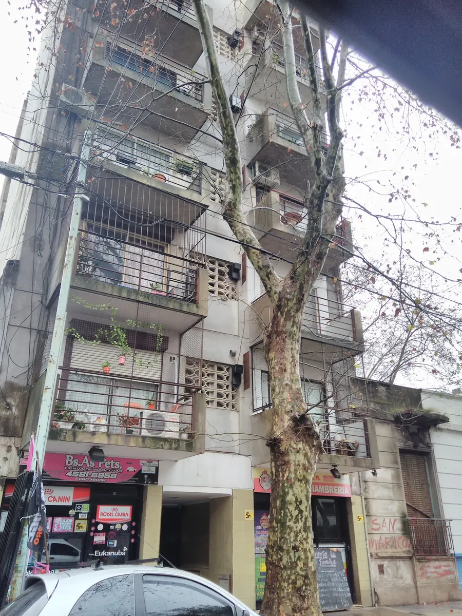 Impactante Monoambiente Al Frente Balcon Todo Luz Y Verde Metrobus