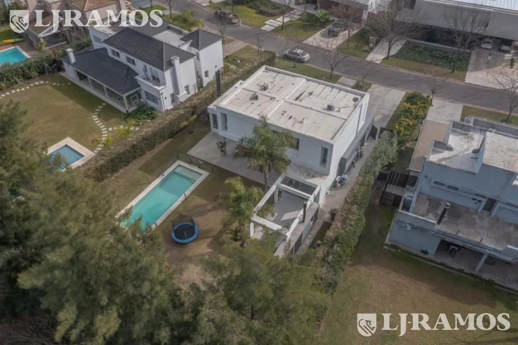 Casa con pileta y jardín