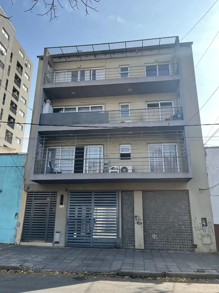 En Alquiler 2 Amb En Edificio Semipiso Con Balcon Y Cochera En Lanus (421)