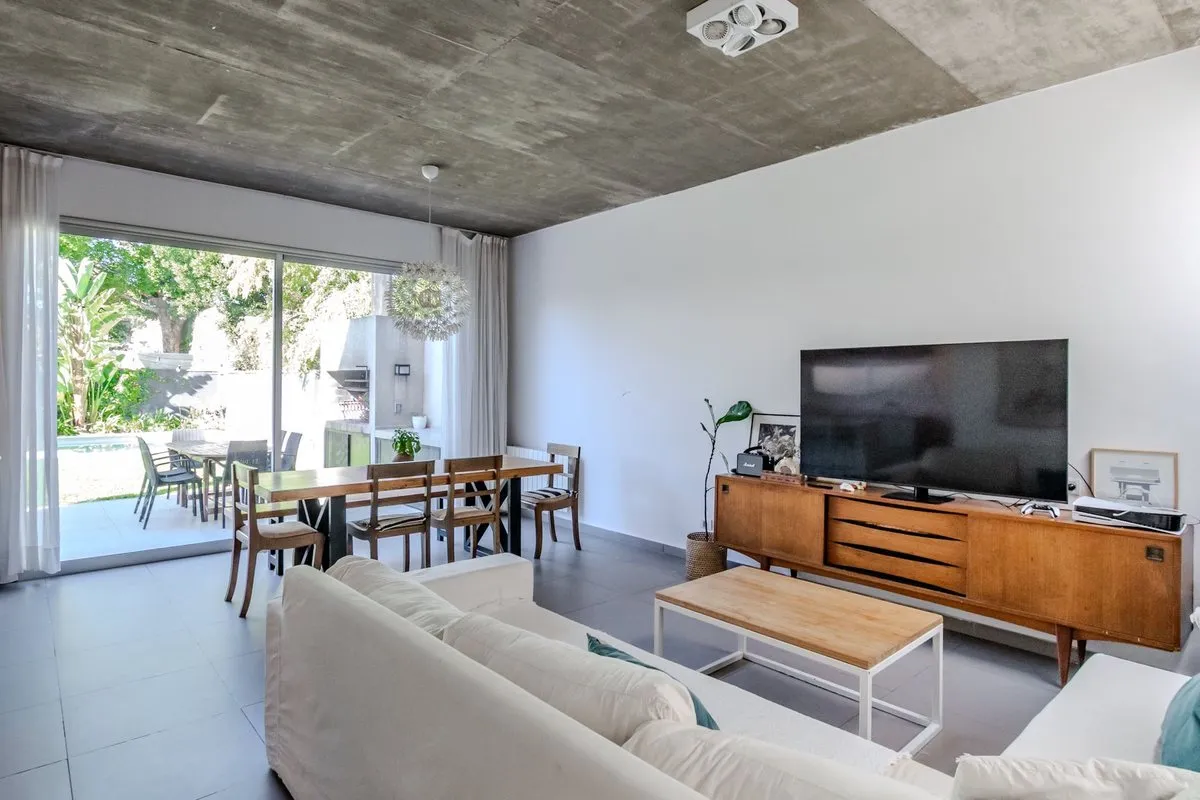 3-bedroom house, garden and pool
