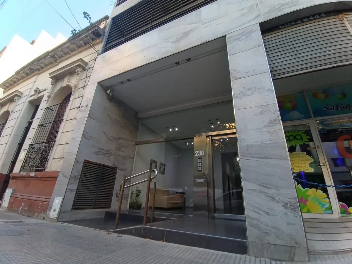 2 ambientes con balcón corrido
