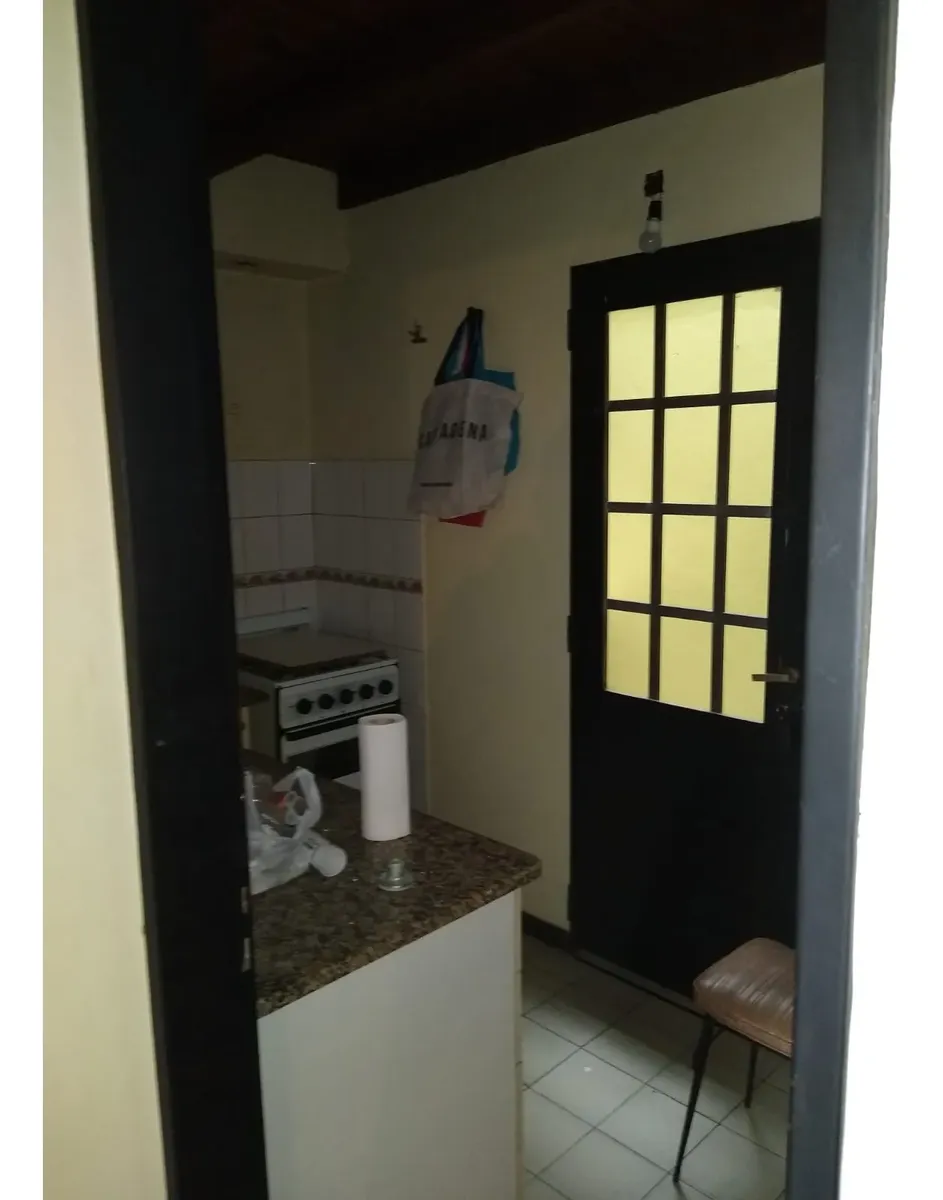 Departamento De Tres Ambientes, Amplio, Luminoso, Baño Completo, Cocina Completa, Aire Acondicionado En El Dormitorio De Arriba Frio Solo, En El Living Comedor El Aire Es Frio Calor