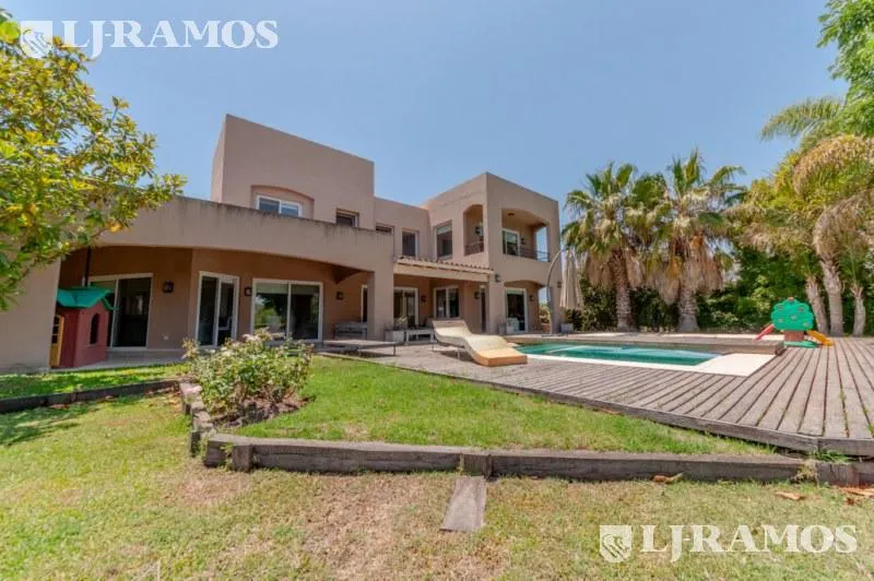 Casa com vista para o rio e piscina