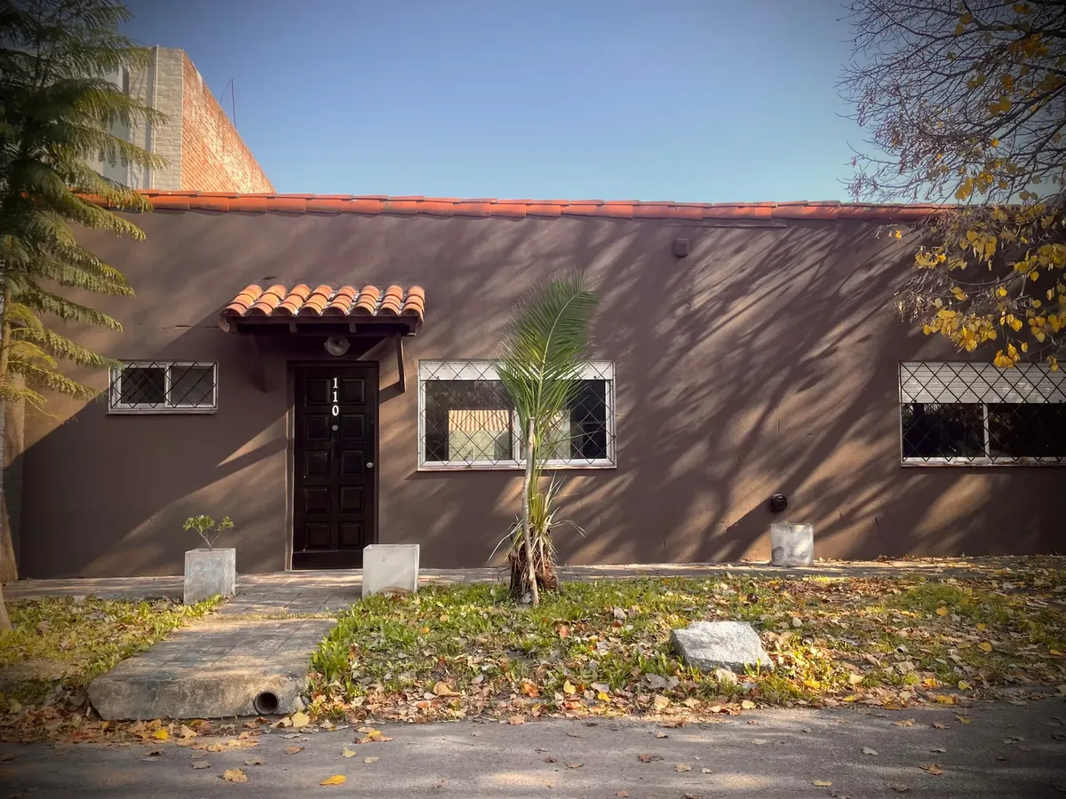 Casa Con Jardín Adrogue (servicios Incluidos En El Precio)