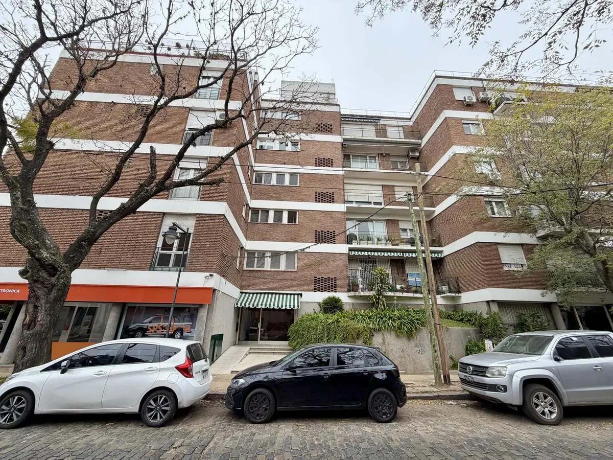 Amplísimo Departamento De Tres Ambientes En Alquiler Ubicado En San Isidro, Cerca De Todo
