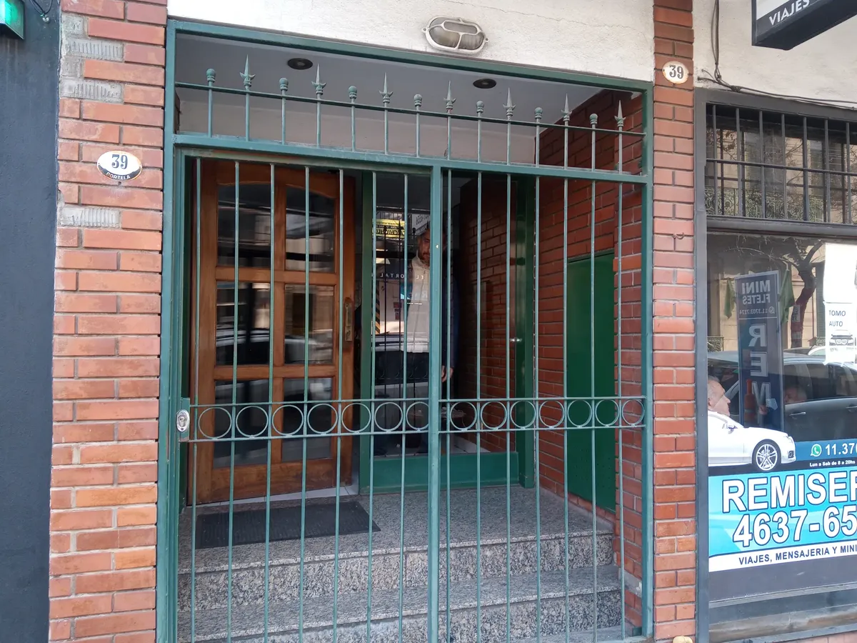 Semipiso De 3 Ambientes Con Patio Y Balcon. En Impecable Estado Con Aire Acondiconado En Todos Los Ambientes. Bajas Expensas. A 3 Cuadras De La Terminal Del Subte A (san Pedrito) Y A Mts. De Rivadavia