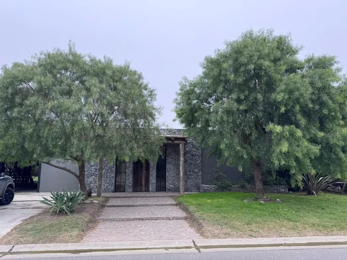 3BR house, pool and garden
