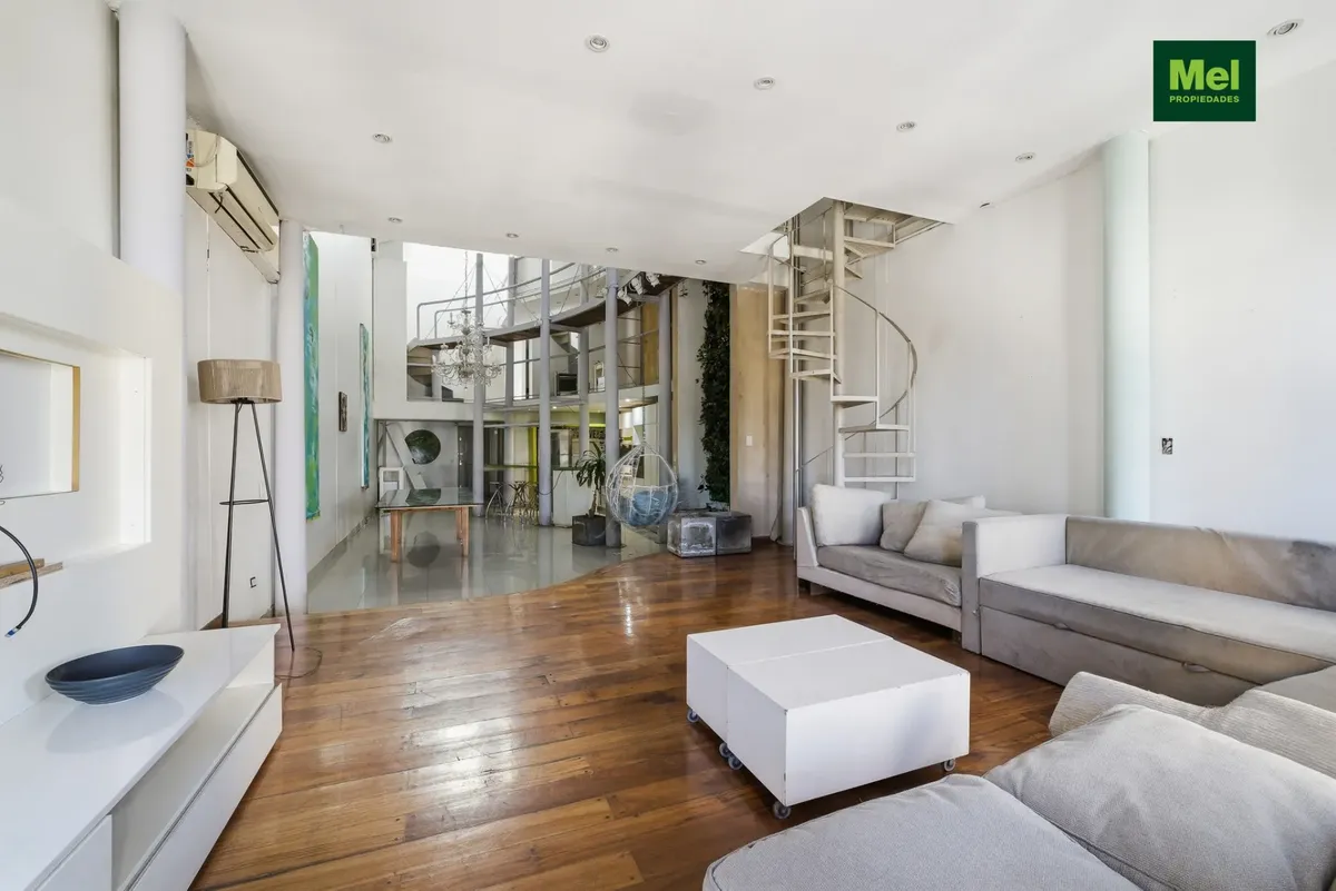Loft com pé-direito triplo e terraço