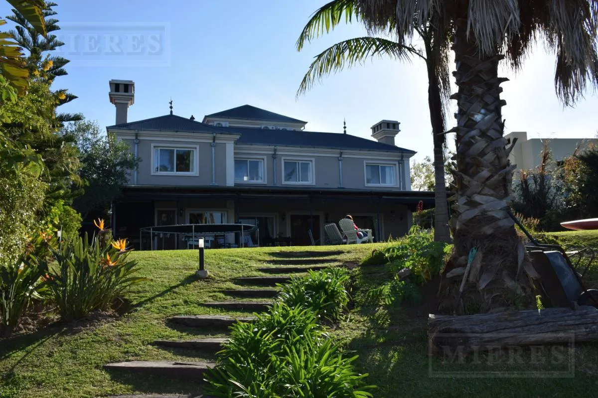 Casa mobiliada com piscina e píer