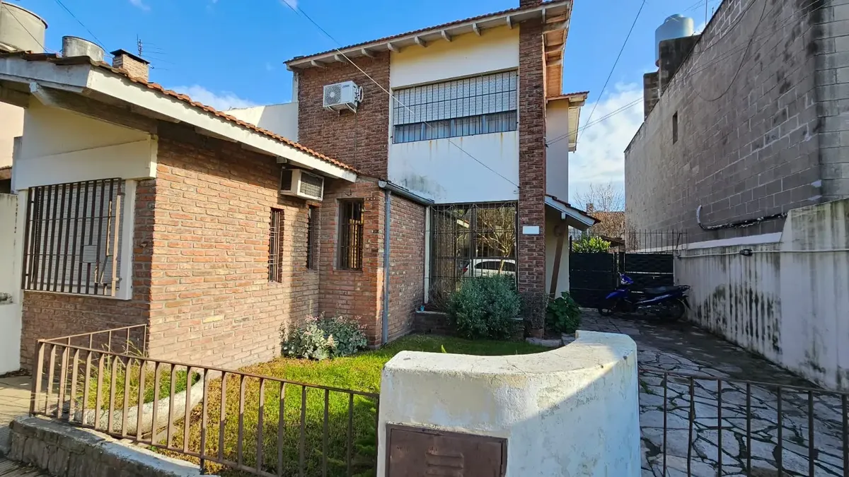 3-bedroom house with quincho