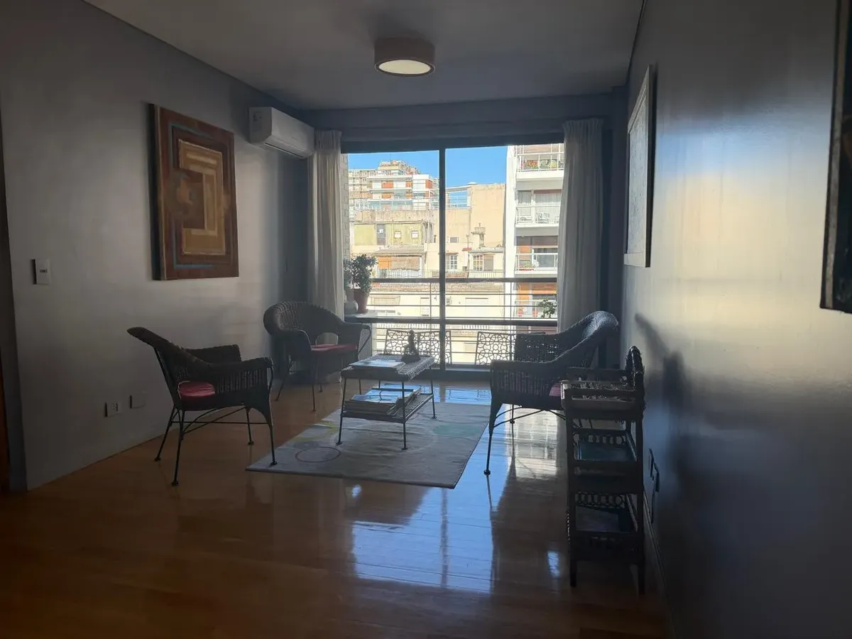 Piso alto con balcón y radiadores