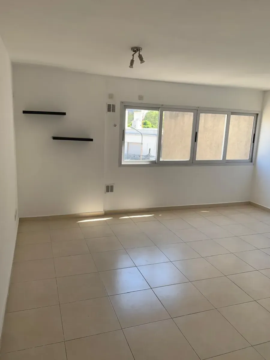 Alquiler De Monoambiente En El Palomar - Sobre Madariaga