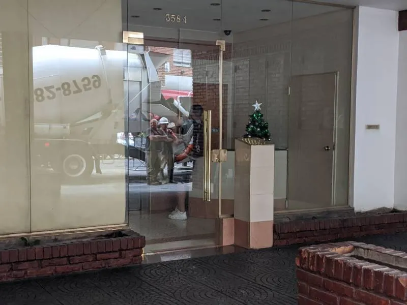 Студия с балконом и бассейном