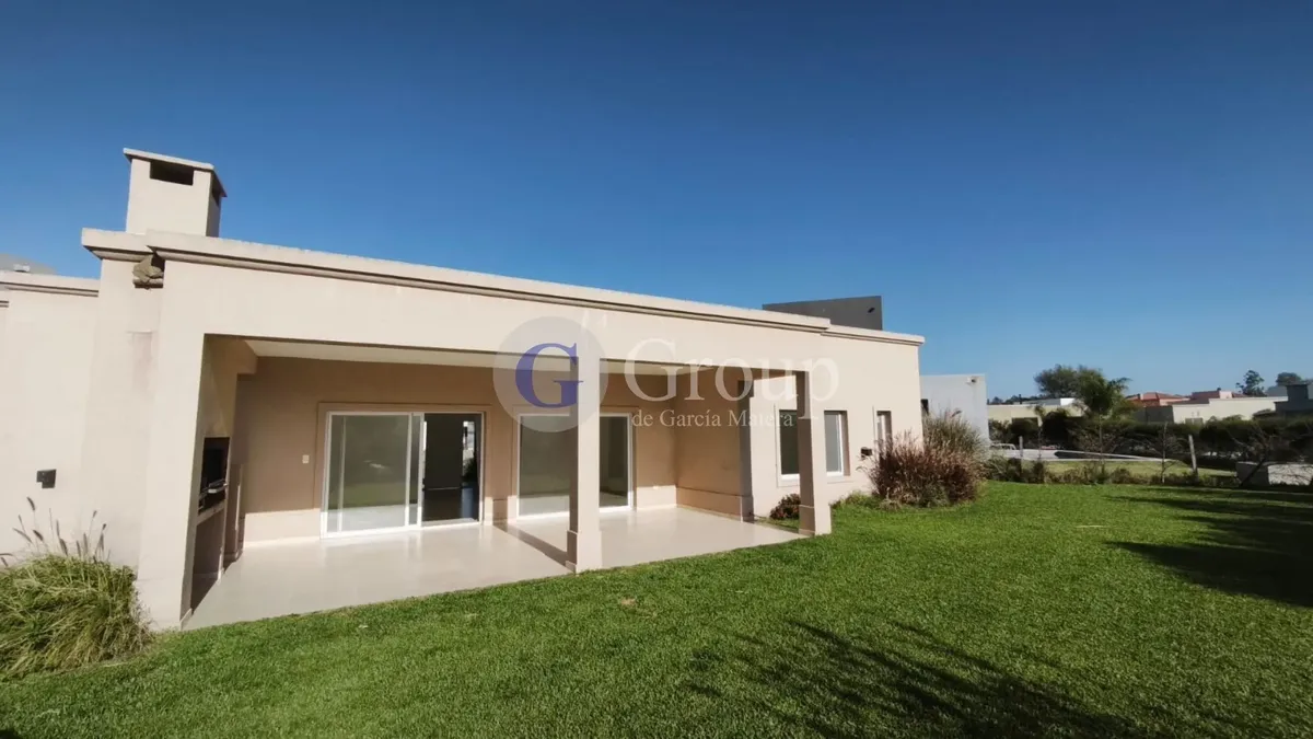 Casa com piscina e churrasqueira