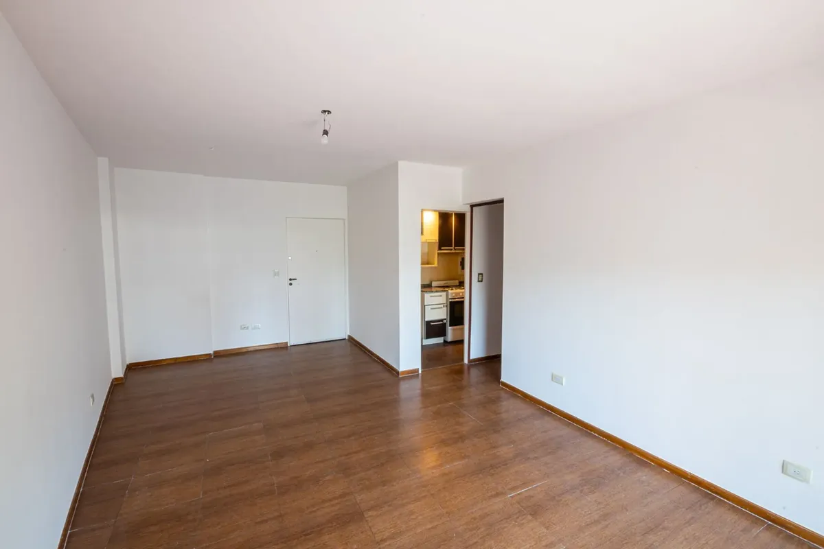 3-room unit with balcony and AC