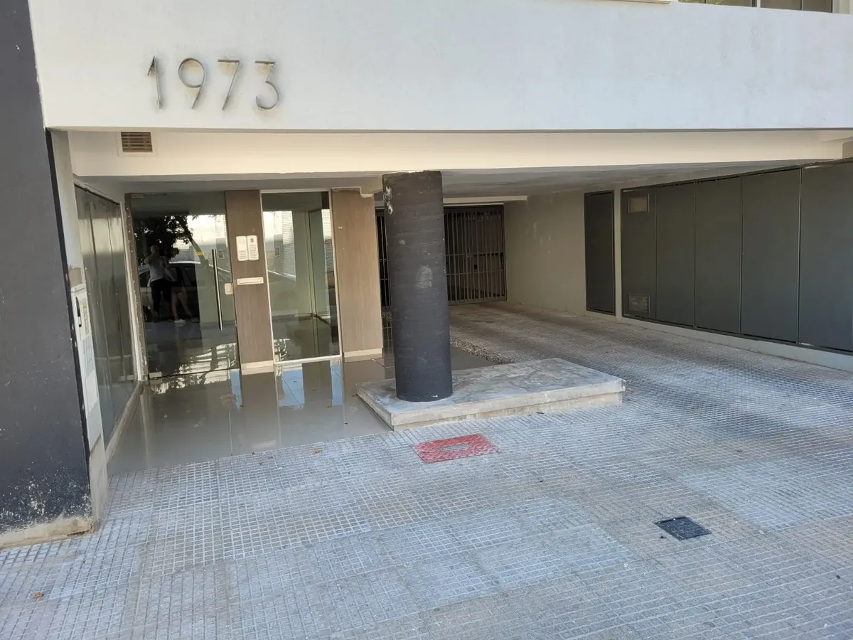 Departamento 3 Ambientes Amplios, Con Cochera Y Balcón Terraza, Al Frente