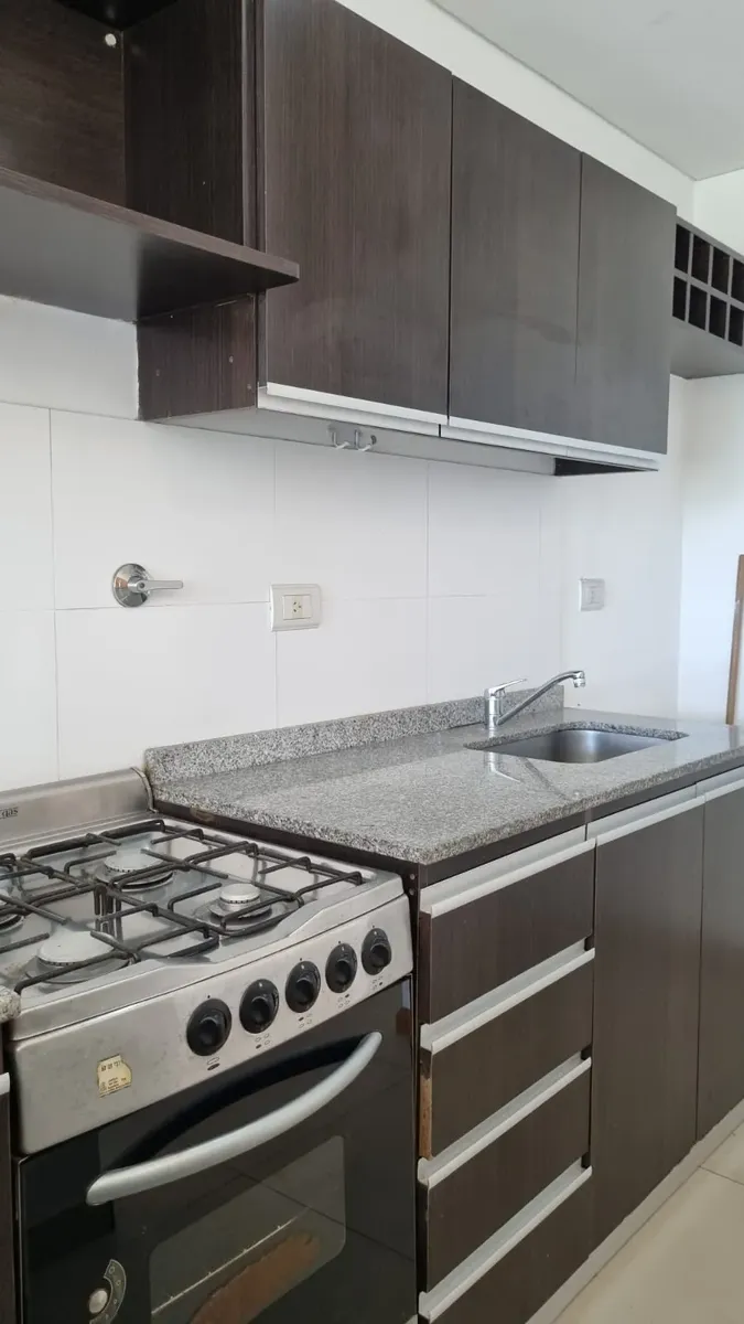 2 Ambientes Amplios. Cocina Equipada. Semipiso. Frente. Pileta. Parrilla. 2 Balcones. Subte/tren. Impecable. Nuevo
