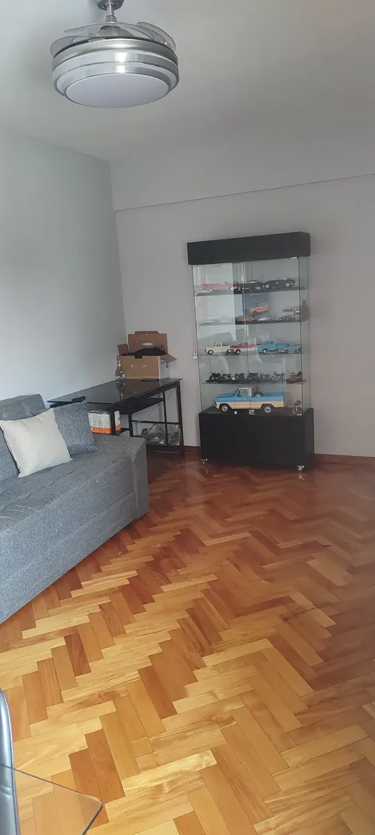 Se Ofrece En Alquiler Amplio Y Cómodo Departamento De 2 Ambientes, Ubicado En Piso Alto, Con Excelente Luz Natural Y Ventilación Durante Todo El Día. Living-comedor Amplio, Con Pisos De Parquet En Ex