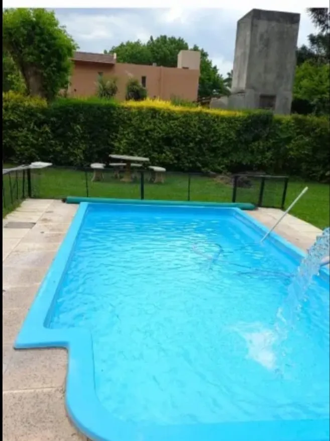Quinta com piscina e churrasqueira