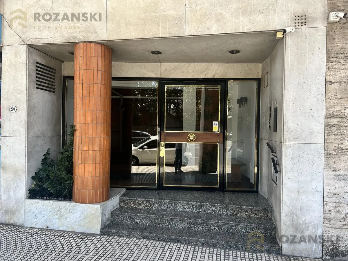 3 Ambientes, Contrafrente Con Balcón. Sobre Av. Libertador 270