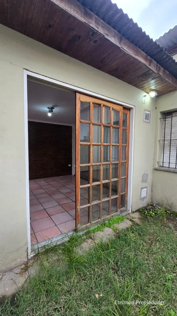 2 dormitorios, jardín con parrilla