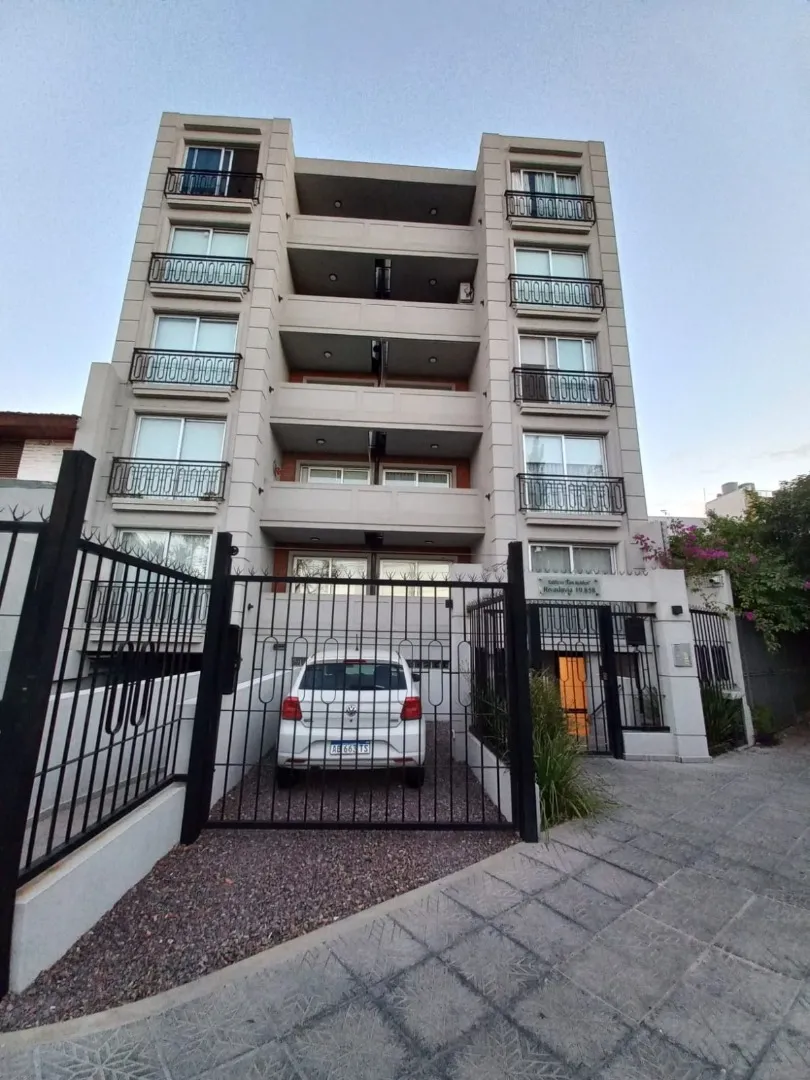 1º andar com varanda e pátio