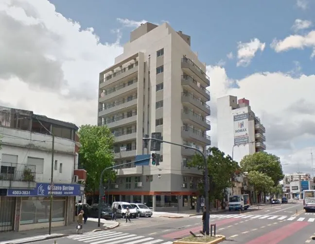 Espectacular Monoambiente, Frente Balcón A La Calle, Luz Y Sol Todo El Día, Impecable, Aire Acond Frio/calor. Barra Desayunadora. Placard Espejado, Cocina A Gas, Agua Caliente Central