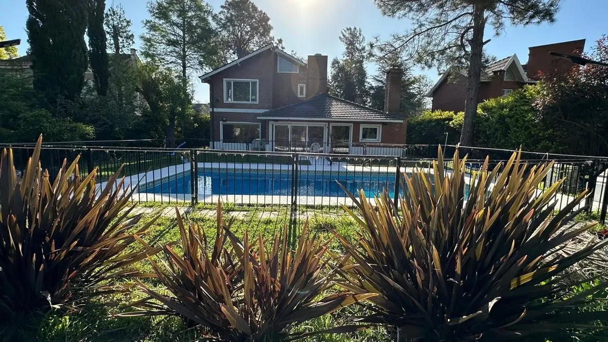 Casa con piscina y quincho