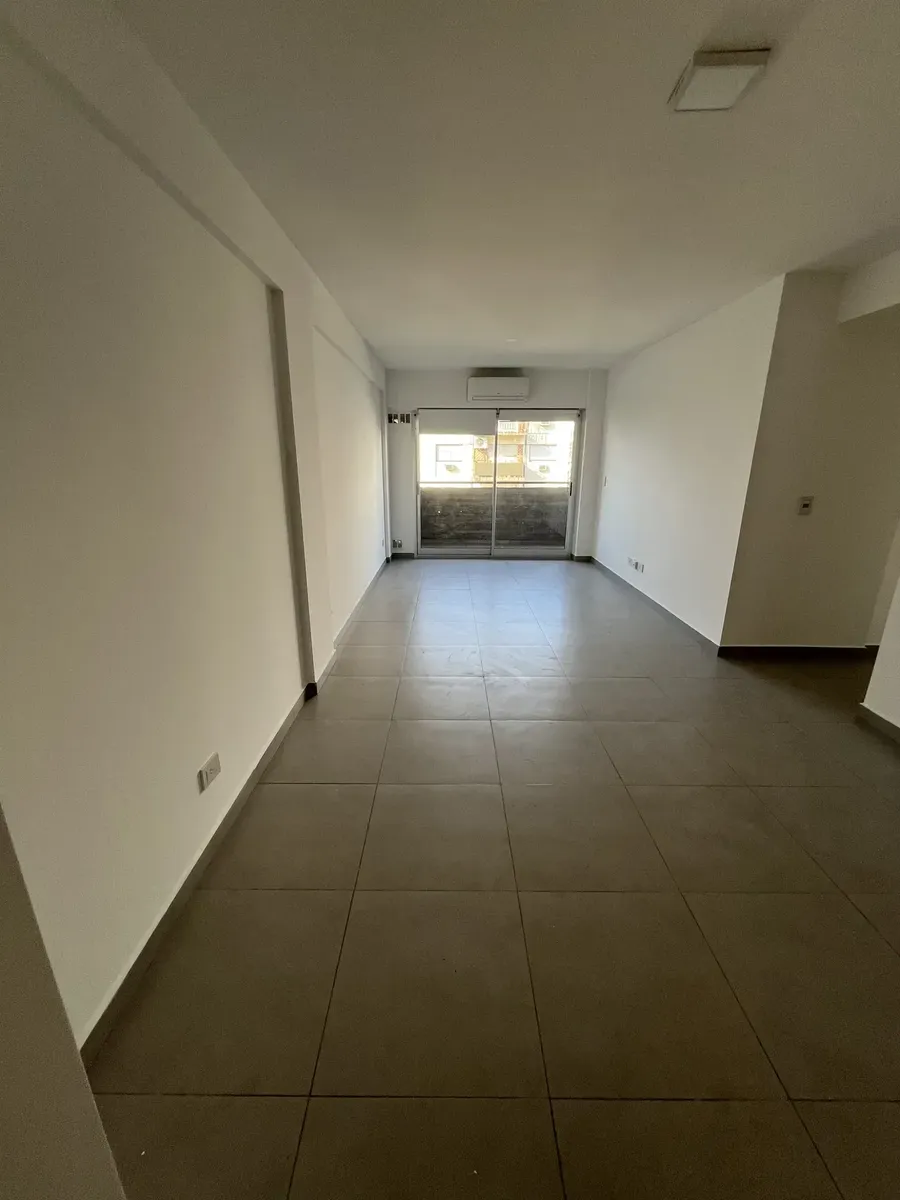 Alquiler Semipiso 3 Ambientes Al Frente. Edificio Nuevo