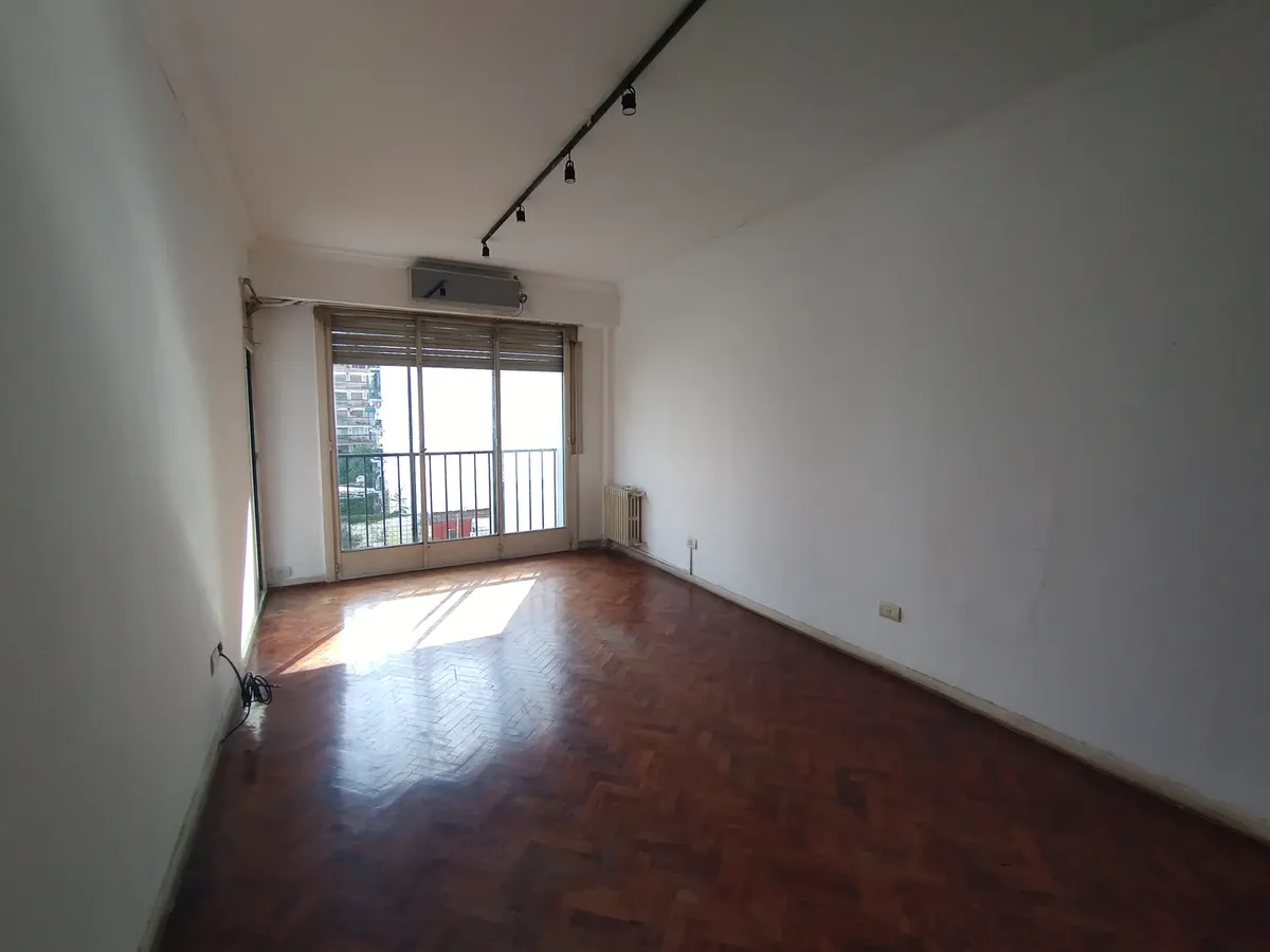 Departamento 3 Ambientes Con Dependencia En Almagro. Al Frente Con Balcón