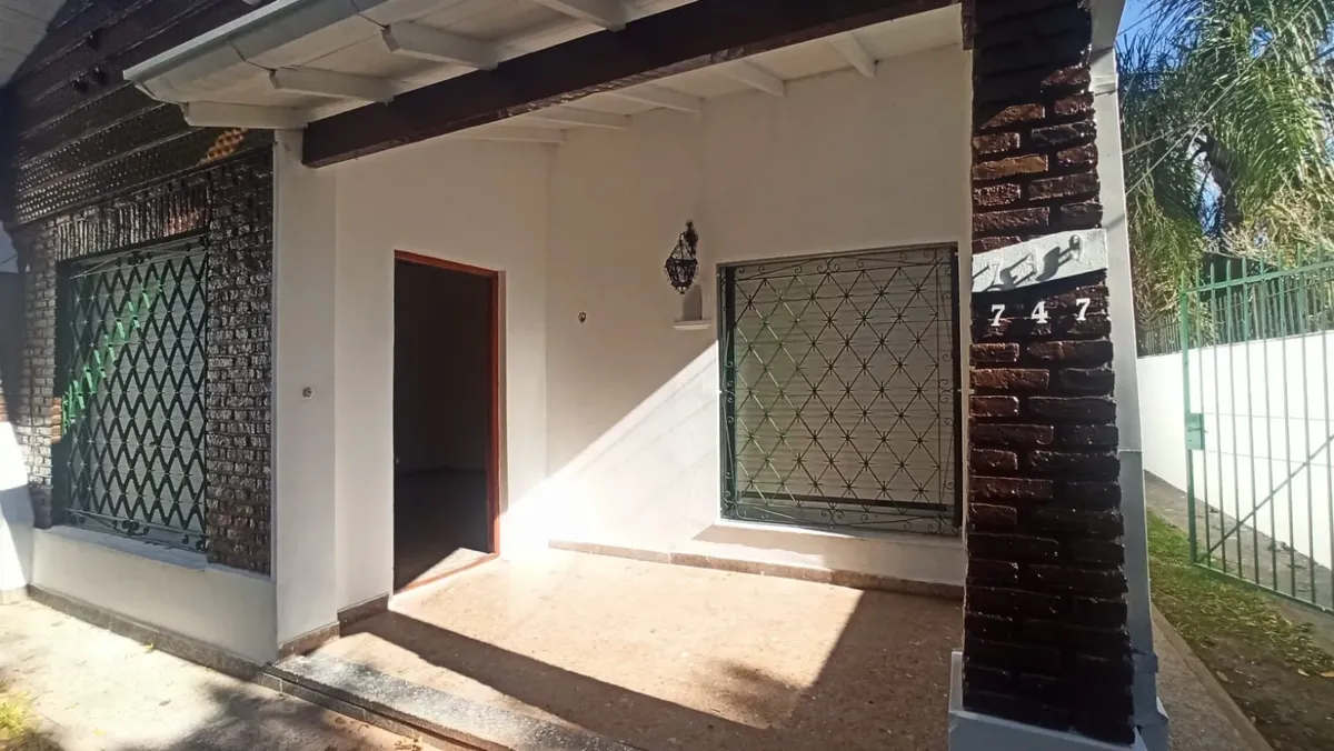 Casa Al Frente Con Patio En Planta Baja