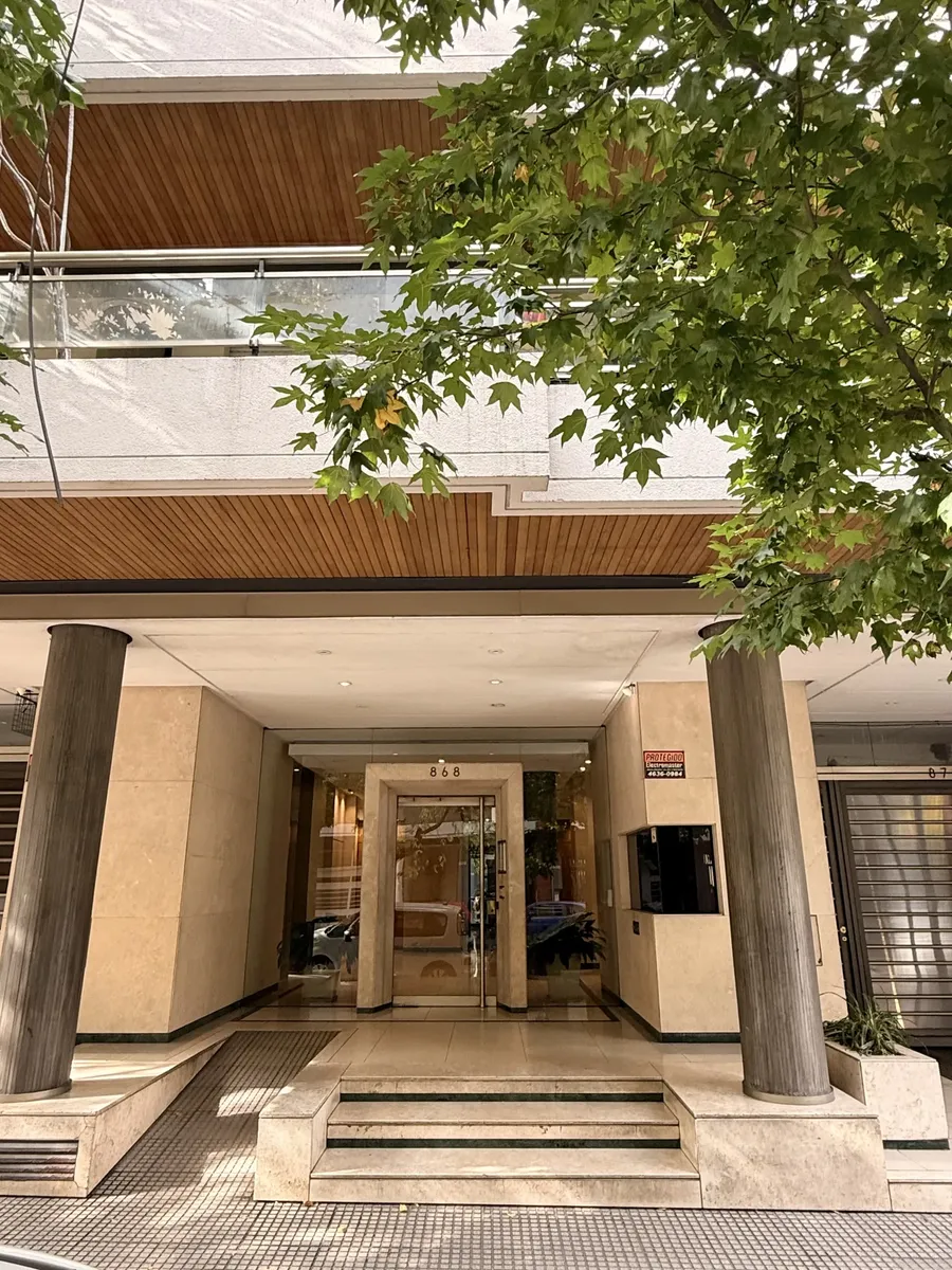 Alquilo Departamento De 3 Ambientes De Categoría Con Balcon, Patio Y Cochera Fija En Caballito
