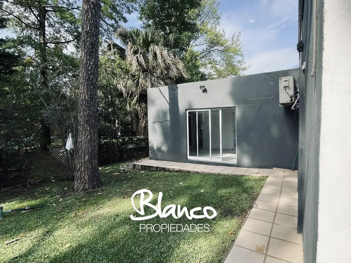 Casa moderna con pileta y parrilla