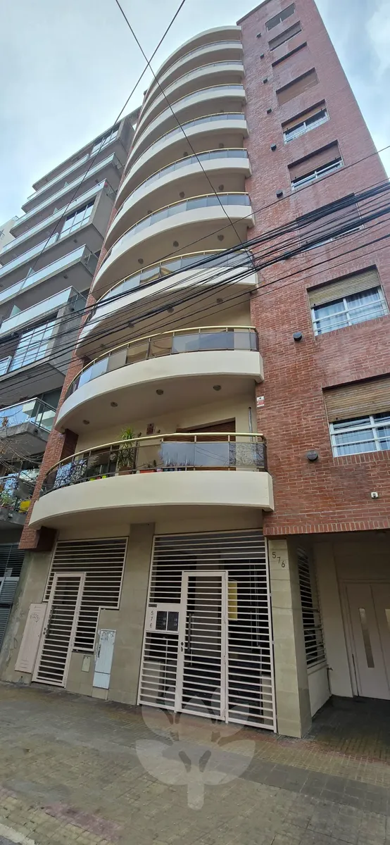 Alquiler - Departamento De Un Dormitorio A Metros De Plaza Paso - 12 E/ 43 Y 44 - Seguridad Y Tranquilidad Por Su Ubicación