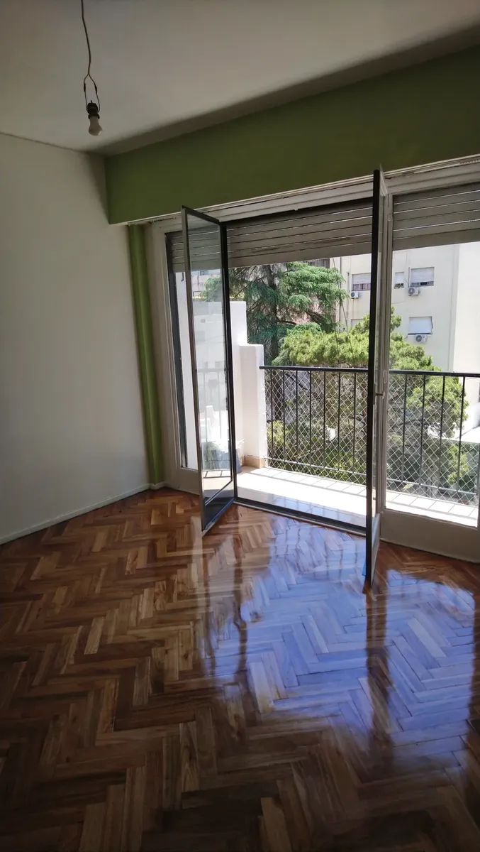 Depto Muy Luminoso, Excelente Estado, Recién Pintado, Pisos Plastificados, Dos Dormitorios, Amplio Living, Balcón Súper Luminoso