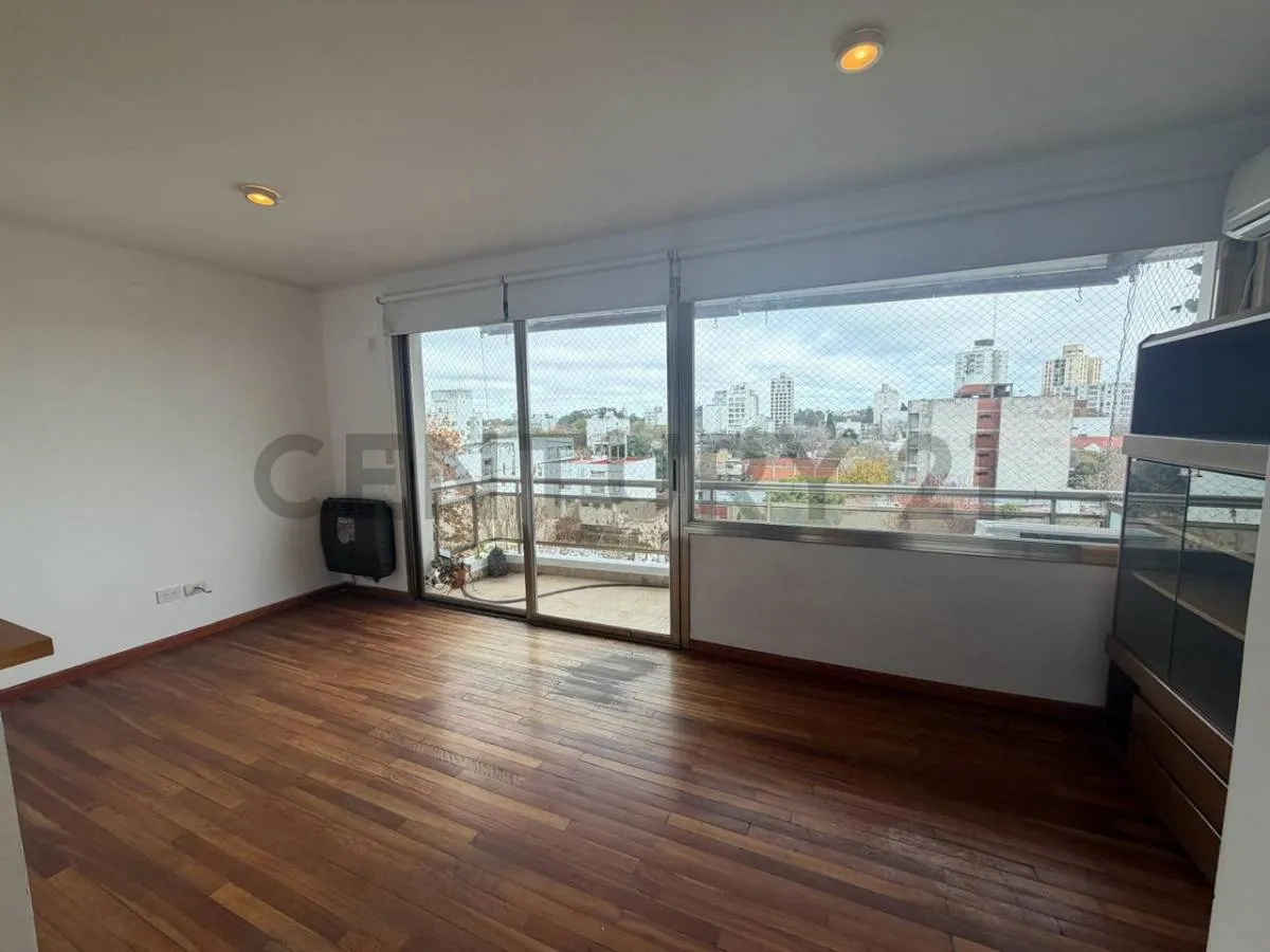 Departamento En Alquiler En La Plata De 2 Dormitorios, Con Balcon Y Cochera