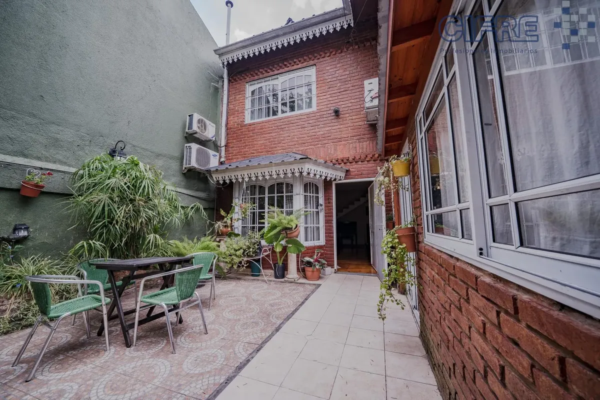 Ph De 5 Ambientes Al Frente Con Cochera, 2 Baños Y Patio Villa Pueyrredon