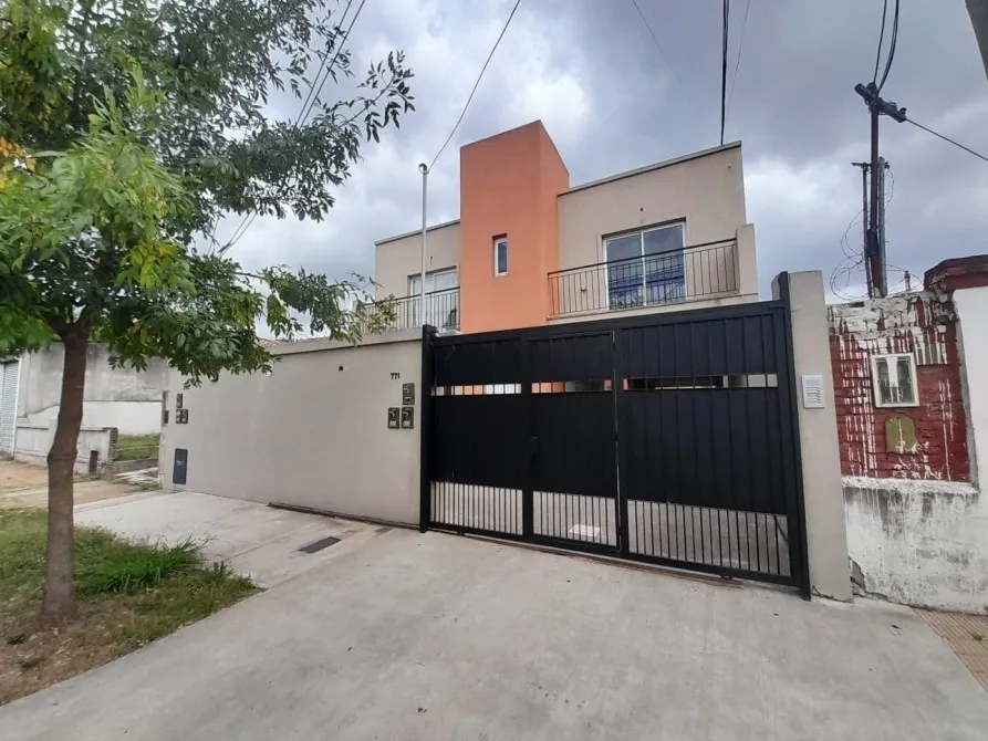 Dúplex De 3 Ambientes En Alquiler En Luis Guillón - Excelente Ubicación A Metros De Boulevard