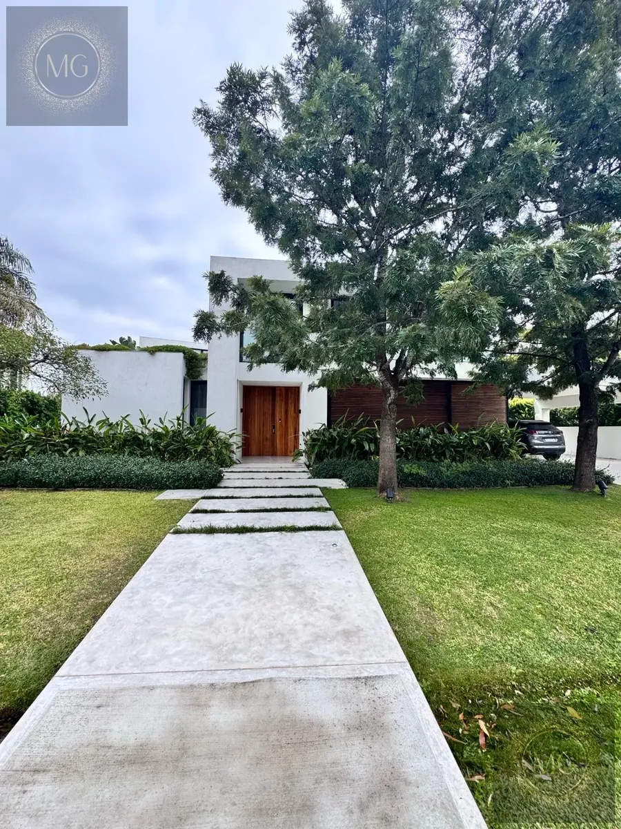Casa mobiliada com piscina