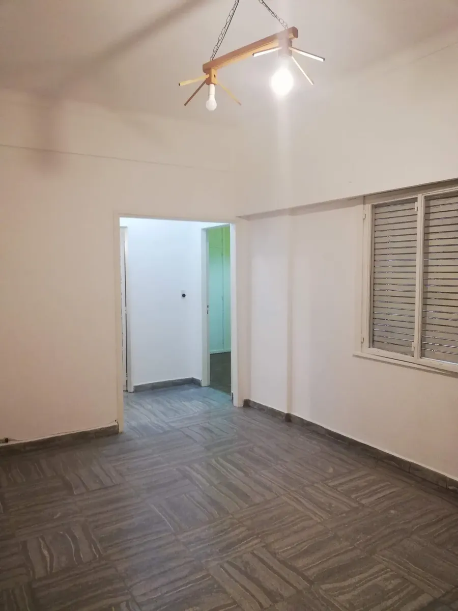 Exelente Departamento De 3 Ambientes Muy Amplio Y Luminoso Con Patio Con Lavadero Dos Dormitorios De 3,50x 3,70 Exelente Con Ventanales Living Comedor Con Ventanal A Emilio Castro