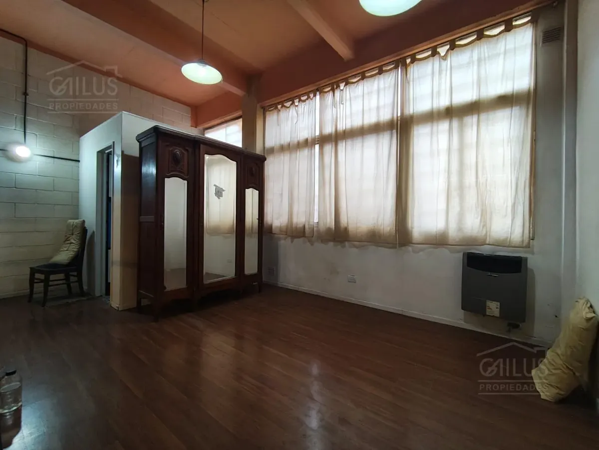 Ground floor, parquet and semi-integrated kitchen