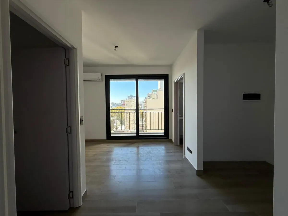 Monoambiente con balcón aterrazado